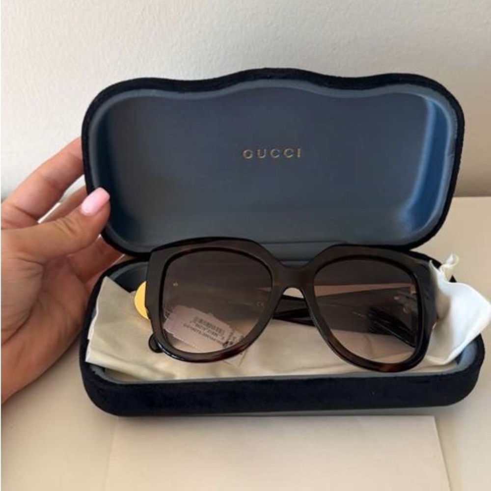 Gucci Tortoiseshell Sunglasses with Gold Medallion Accents NWT - Picture 3 of 5